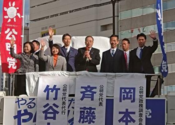 　街頭演説する公明党の斉藤代表（手前中央）＝２日午前、東京都豊島区