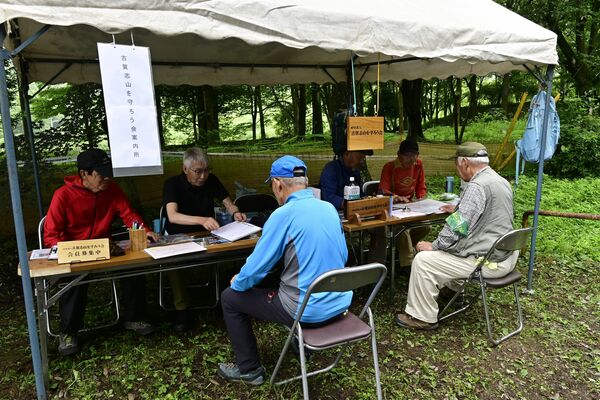 「古賀志山を守ろう会」が開設した案内所=4日午前、宇都宮市福岡町