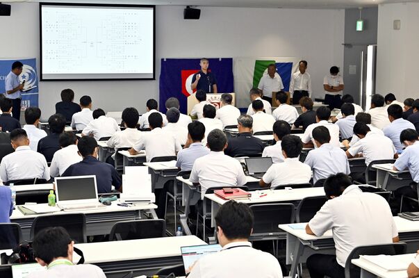 48チームの主将らが参加した秋季県高校野球大会の抽選会＝４日午後３時30分、宇都宮市西川田町
