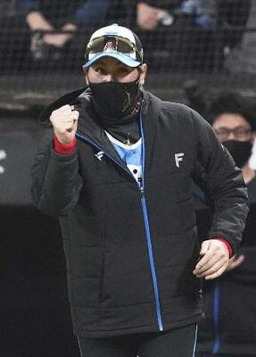 　ガッツポーズする日本ハム・新庄監督＝４月、エスコンフィールド