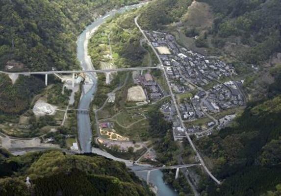 　川辺川ダム建設に伴う水没予定地周辺。集落は高台の代替地（右）に移転した＝２０２４年４月、熊本県五木村（共同通信社ヘリから）