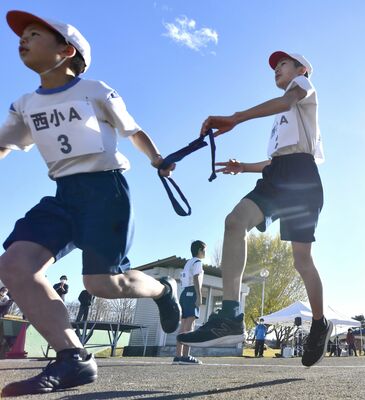 たすきをつなぐ６年生の児童たち