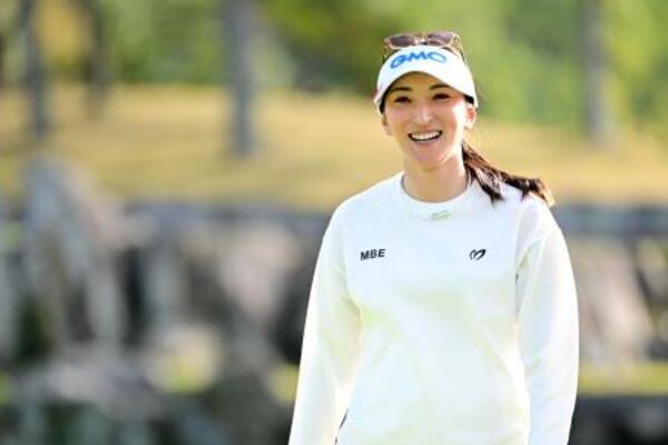 伊藤園レディース最終ラウンド、18番グリーンを笑顔で後にする脇元華=16日、千葉県グレートアイランドC(ゲッティ=共同)