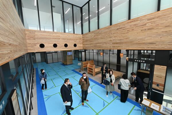 八溝杉などが使われた栃木県那須庁舎のエントランスホール＝８日午前10時20分、大田原市本町２丁目（超広角レンズ使用）
