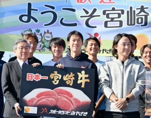 特産品の贈呈式に出席した男子テニスの錦織圭選手(中央)ら=9日午後、宮崎市の県総合運動公園