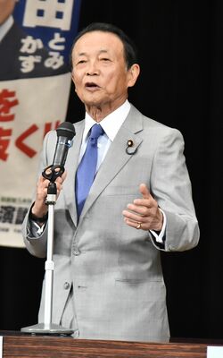 自民立候補予定者の集会で演説する麻生元首相＝27日午後、宇都宮市駒生１丁目