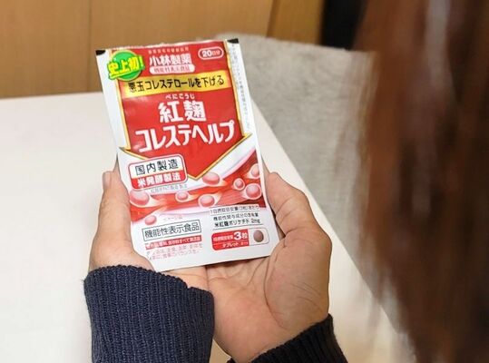 摂取していた紅こうじ入りサプリメントを手にする福岡県福津市の女性＝４月上旬（提供写真）