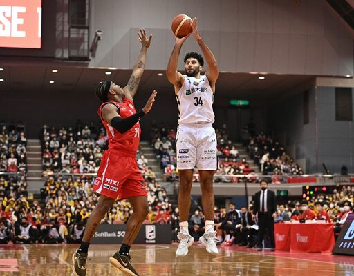 第１クオーター、ブレックスのジェレットがジャンプシュートを決める
