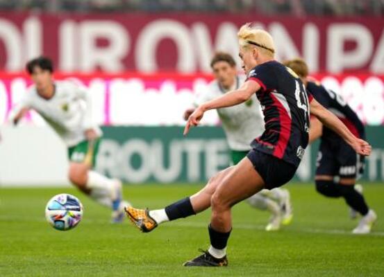 　鹿島―東京Ｖ　前半終了間際、チーム２点目となるＰＫを決める鹿島・鈴木＝メルスタ