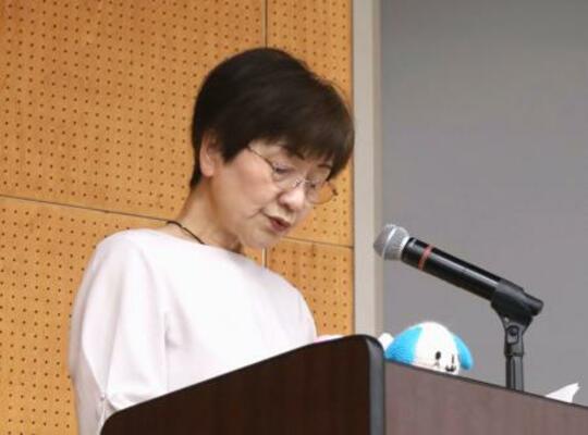 講演する大西まゆみさん=8日午前、三重県名張市の県立名張高