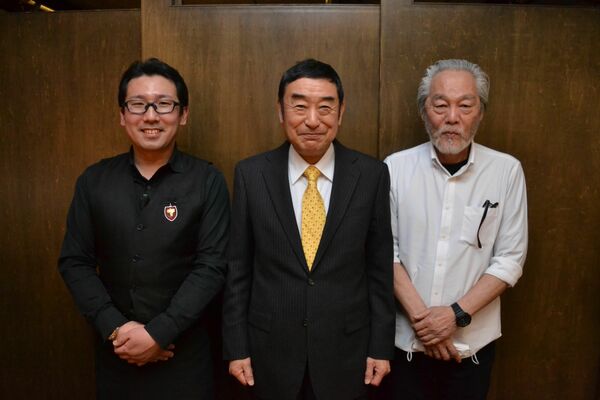 「ＦＭ　ＤＡＭＯＮＯ」の開局を目指す斎藤社長（中央）、茂木専務（右）ら