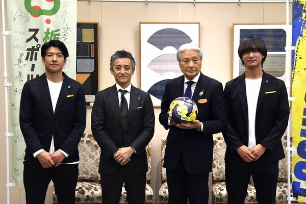 福田知事（左から３人目）に今季の成績を報告した栃木ＳＣの佐藤主将（左端）ら＝県庁