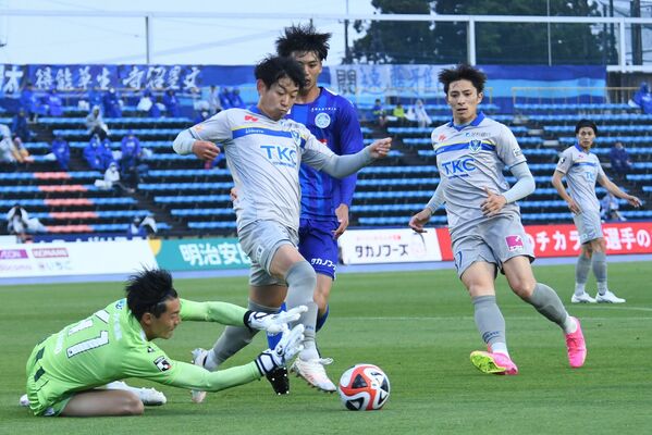 前半13分、栃木ＳＣのＦＷ山田（左から２人目）がファウルを受けＰＫを獲得する＝ケーズデンキスタジアム水戸