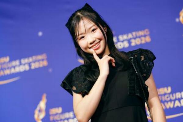 カメラに向かいポーズをとる中井亜美=29日、プラハ(共同)