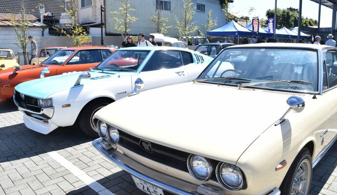 多くの愛好家が訪れた黒磯駅前オールドカーフェスティバル