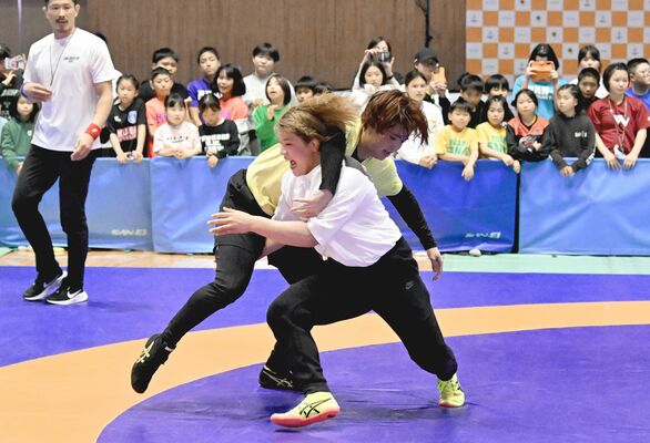大会出場選手が見守る中、熱戦を繰り広げる鏡選手(手前)とTravis Japanの吉澤さん=22日午後4時15分、宇都宮市体育館