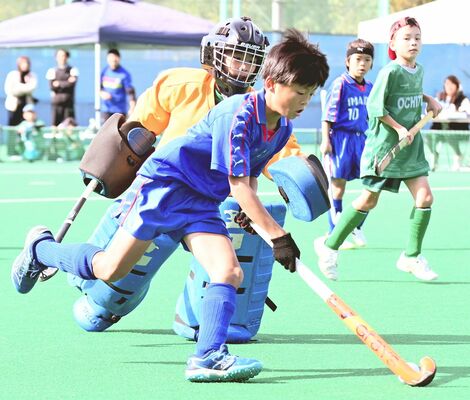 男子リーグ 日光Victory-今市イーグルス戦 後半7分、今市イーグルス・高原が相手GKをかわしてシュートを決める=日光市ホッケー場