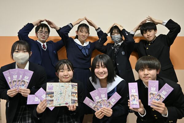 「栃木ガイドマップ～カフェ編～」を手にする「とちぎ高校生蔵部」のメンバー