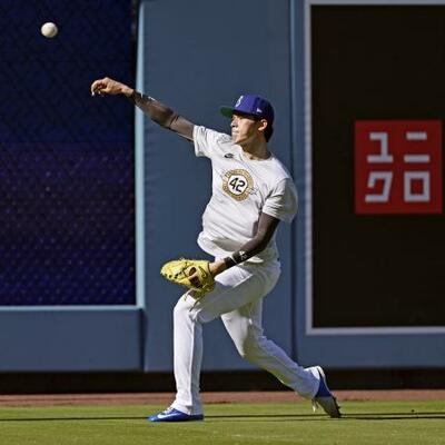 　キャッチボールするドジャース・佐々木＝ロサンゼルス（共同）