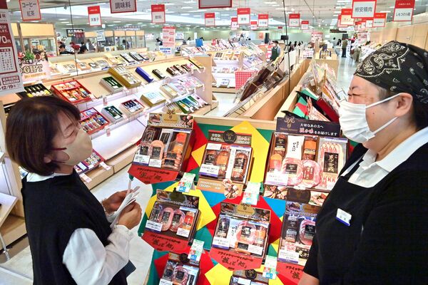 販売員の説明を聞きながらお歳暮を選ぶ買い物客＝16日午前11時５分、宇都宮市宮園町