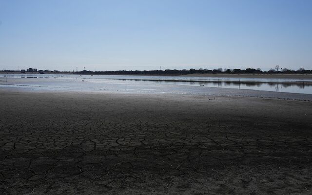 干し上げで湖底が見えるようになった谷中湖