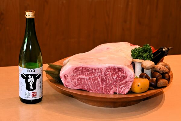 酒かすなどの飼料で育った前日光和牛の精肉と共同開発した日本酒=栃木市