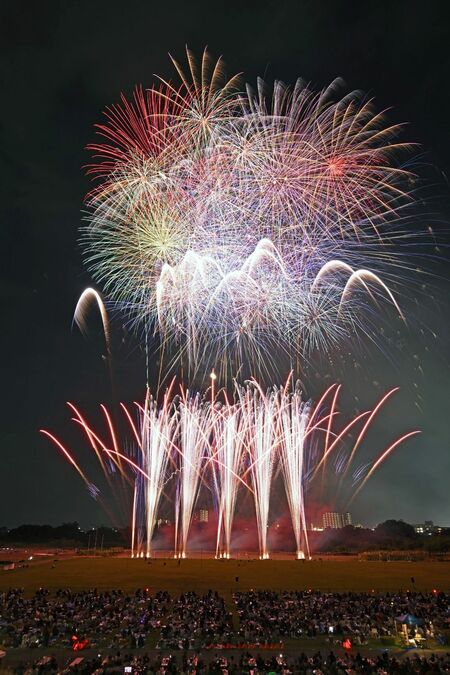 約2万発の花火が夜空を彩った足利花火大会=2日午後8時35分、足利市の渡良瀬川河川敷(約1分45秒露光)