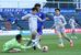 前半13分、栃木ＳＣのＦＷ山田（左から２人目）がファウルを受けＰＫを獲得する＝ケーズデンキスタジアム水戸