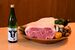 酒かすなどの飼料で育った前日光和牛の精肉と共同開発した日本酒=栃木市