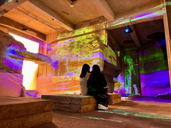 常設展示エリアでは昭和の大浴場を生かし、幻想的なインスタレーション作品を公開している