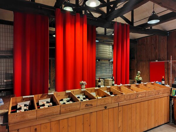 「桜花印那須葡萄酒」デザインラベルのワインを販売する渡邊葡萄園醸造の直売所＝那須塩原市