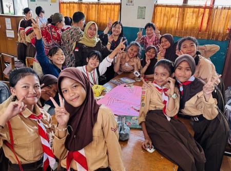 JICA海外協力隊が活動する現地の小学校で交流=臨床教育研究所「虹」提供