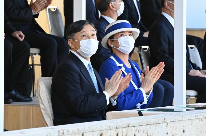 第77回国民体育大会の総合開会式でブルーインパルスの祝賀飛行に拍手される天皇、皇后両陛下=1日午後2時20分、カンセキスタジアムとちぎ、代表撮影